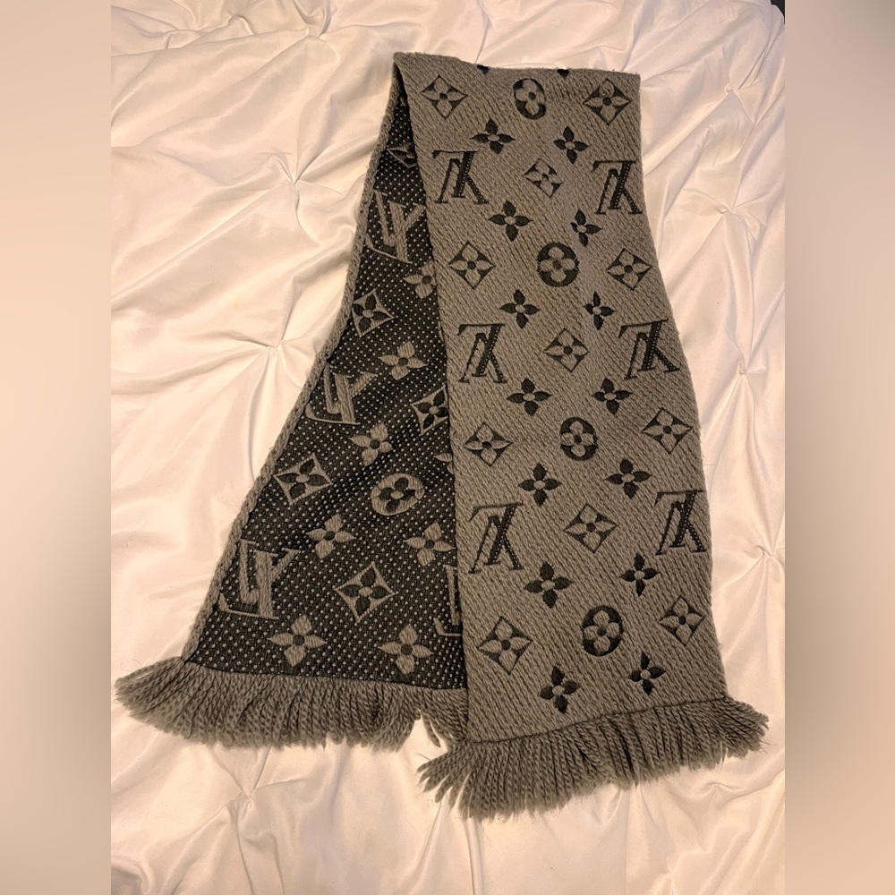 Louis Vuitton Logomania Scarf - Picture 6 of 6